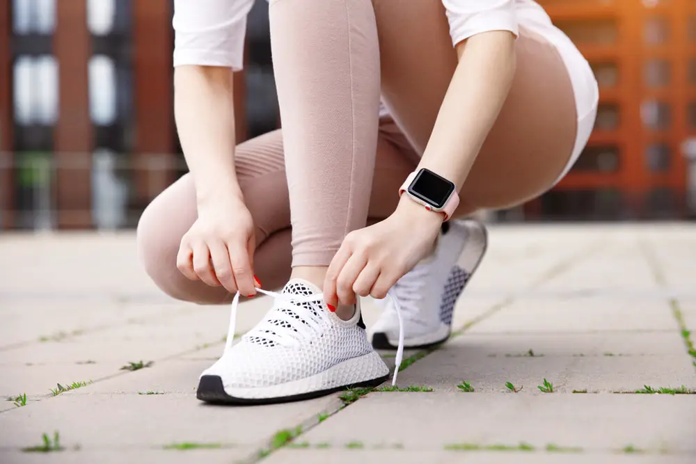 Woman-lacing-up-her-running-shoes